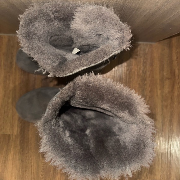 Grey Bailey button UGGs - Picture 6 of 7